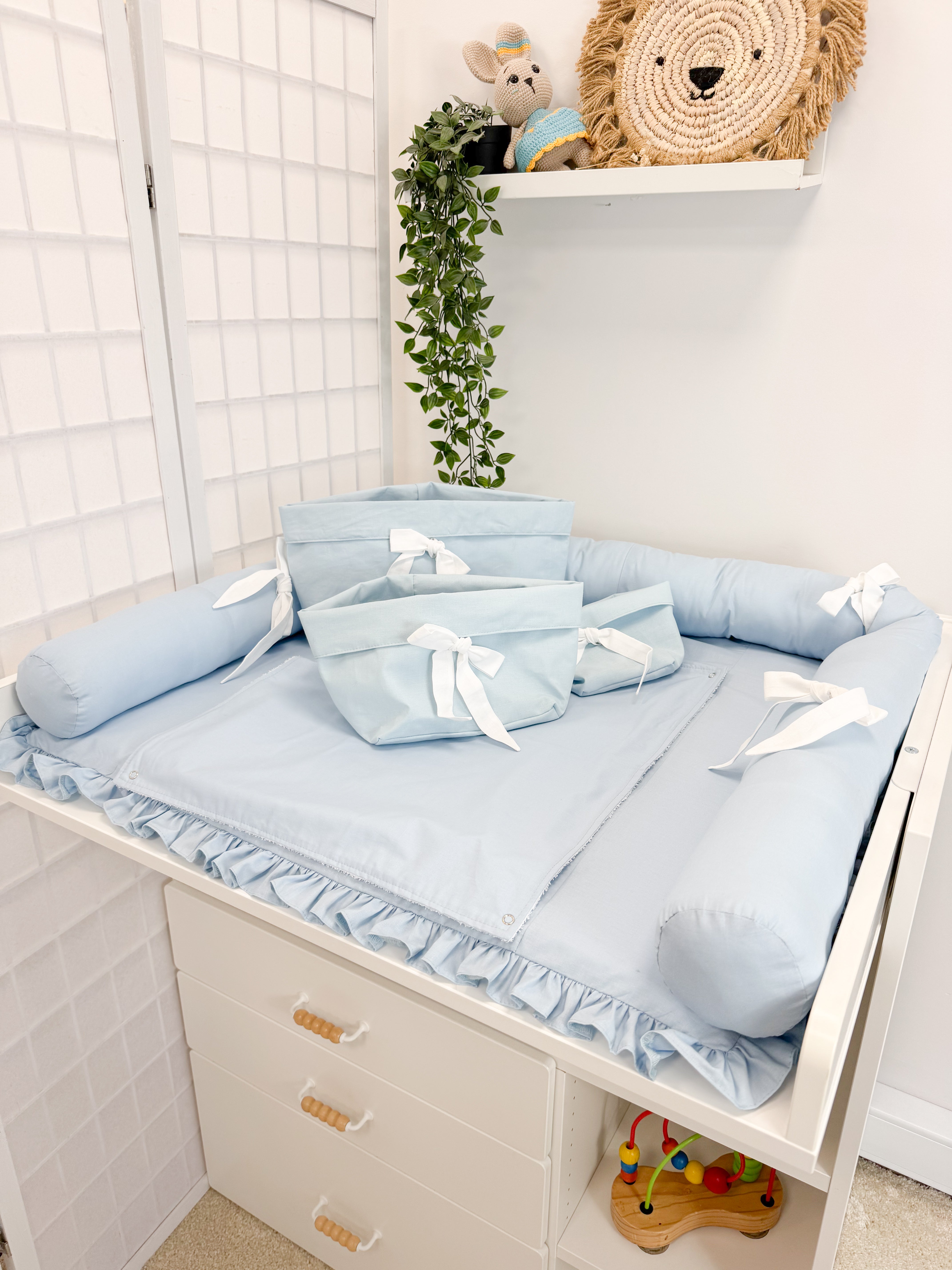 Kokvilnas pārtinamā virsma - gaiši zila ar volānu