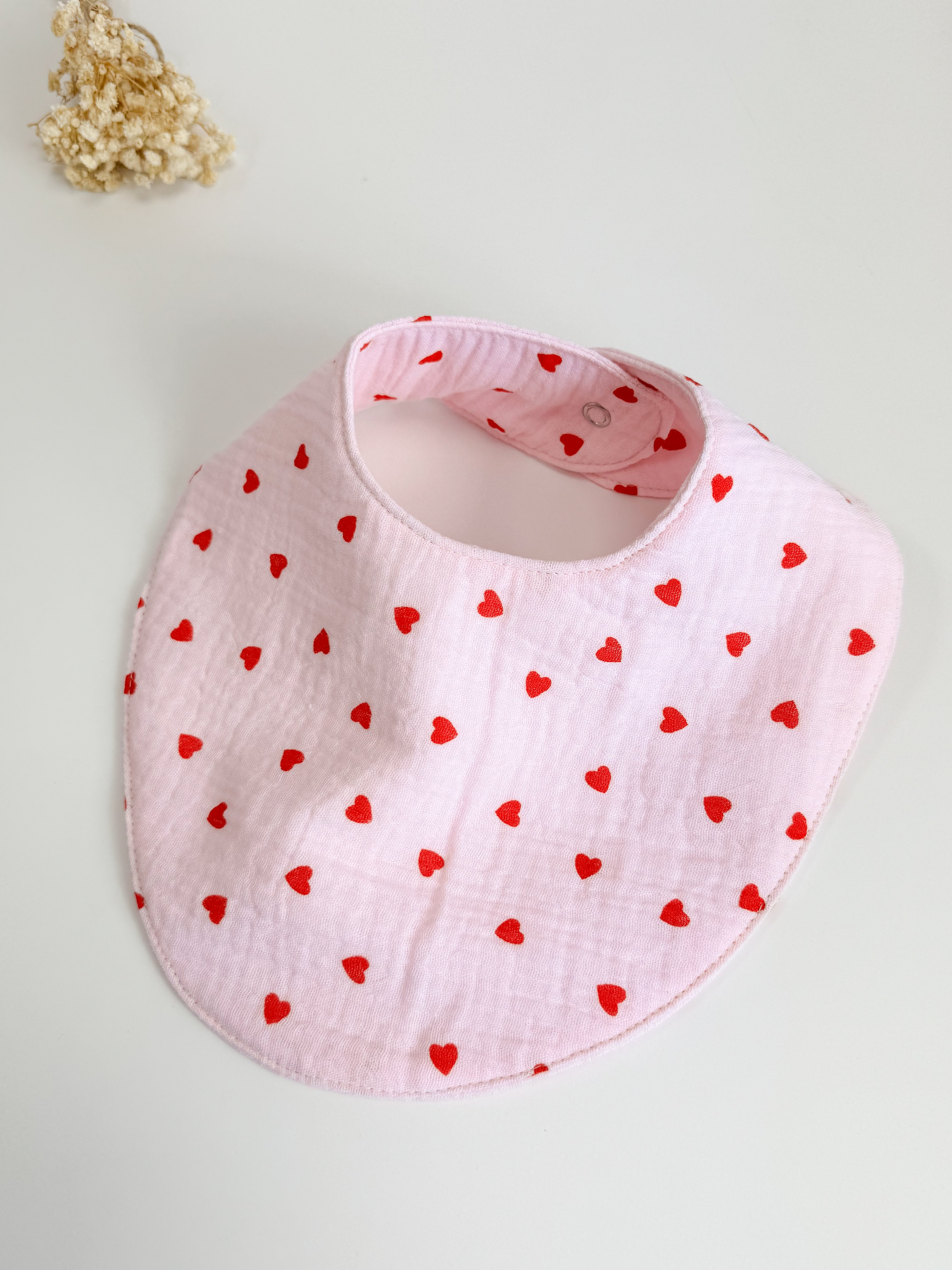 Muslin bib with hearts