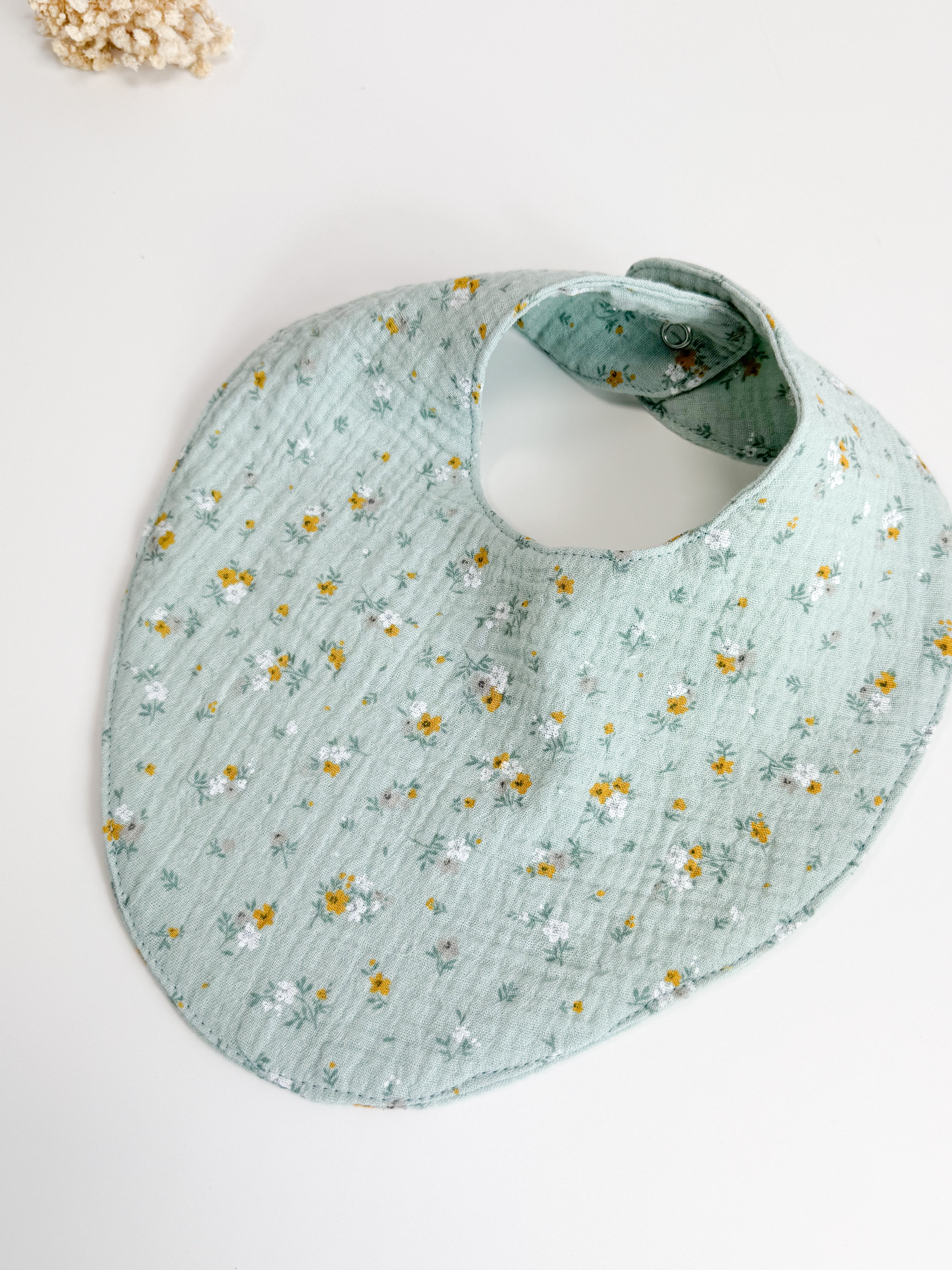 Muslin bib with flowers