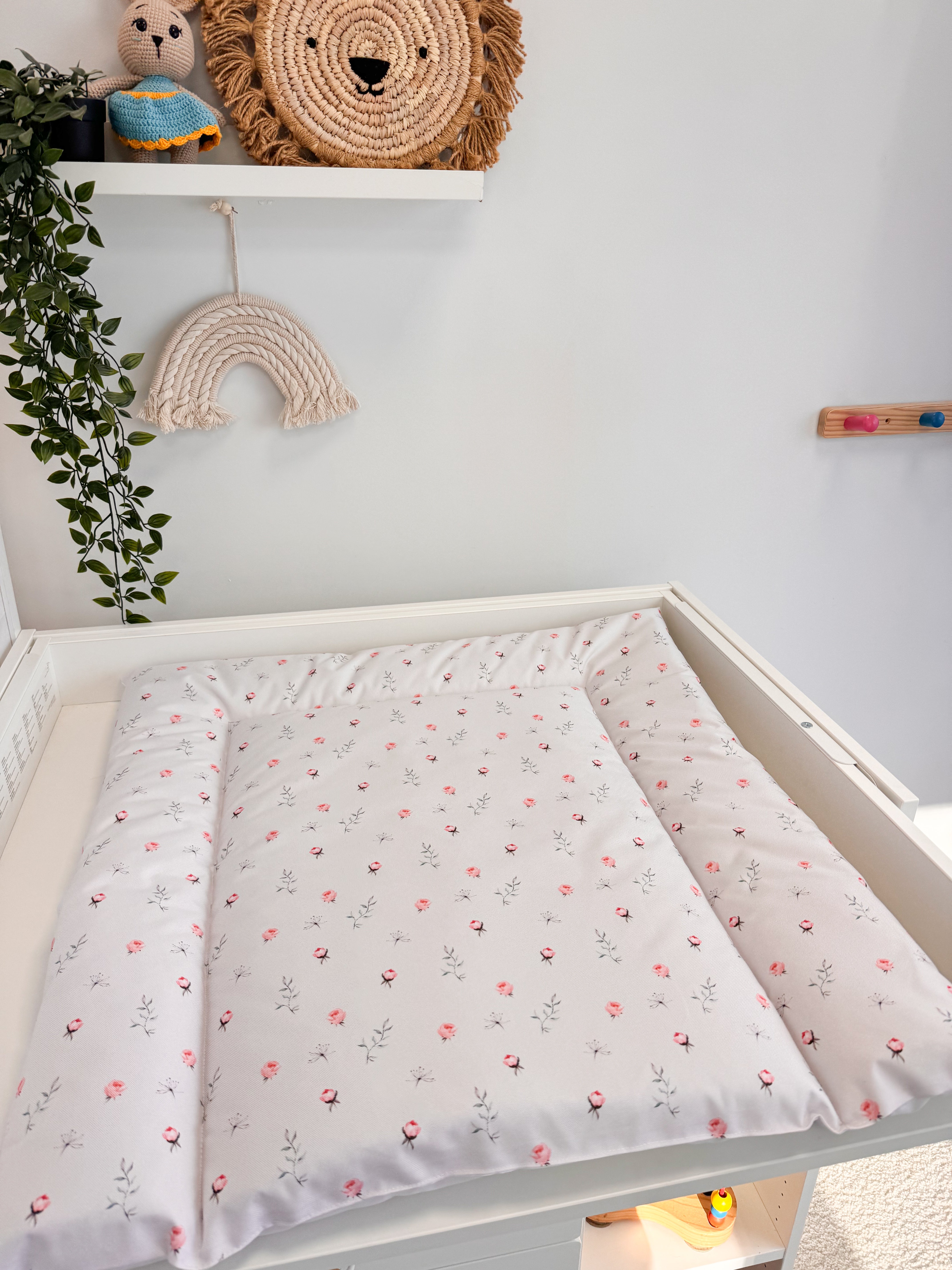 Water-resistant changing pad - Roses