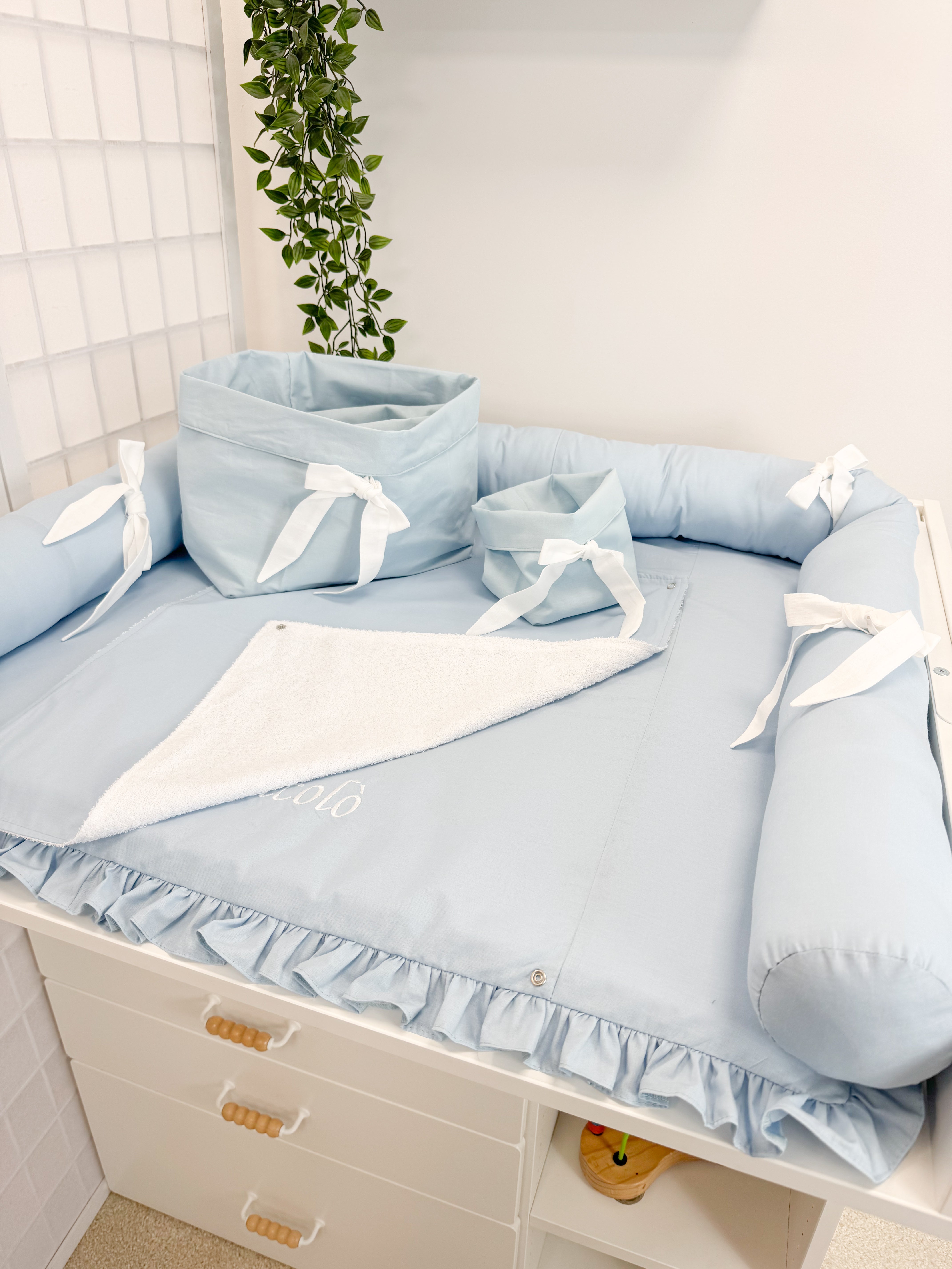 Kokvilnas pārtinamā virsma - gaiši zila ar volānu