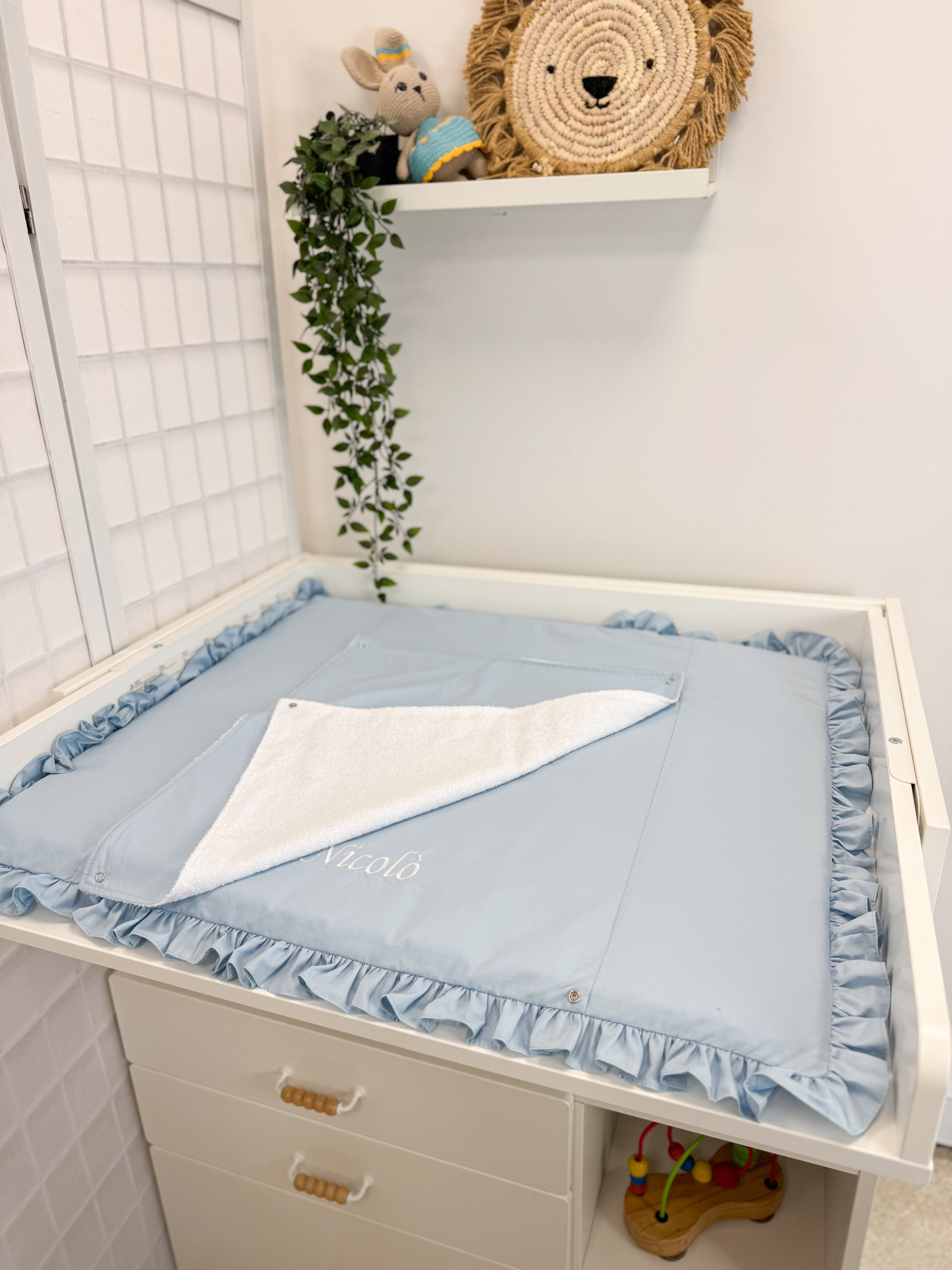 Kokvilnas pārtinamā virsma - gaiši zila ar volānu