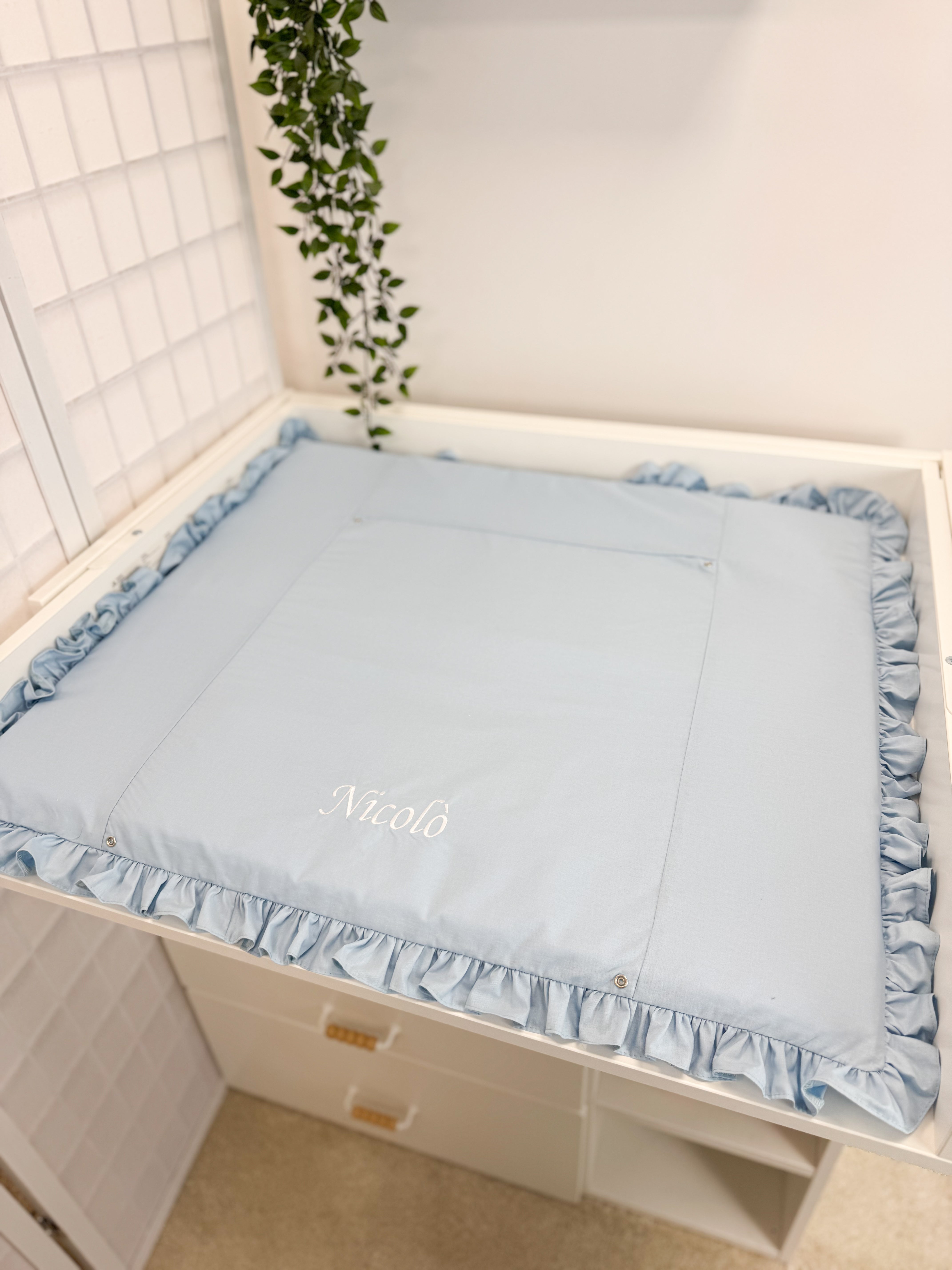 Kokvilnas pārtinamā virsma - gaiši zila ar volānu