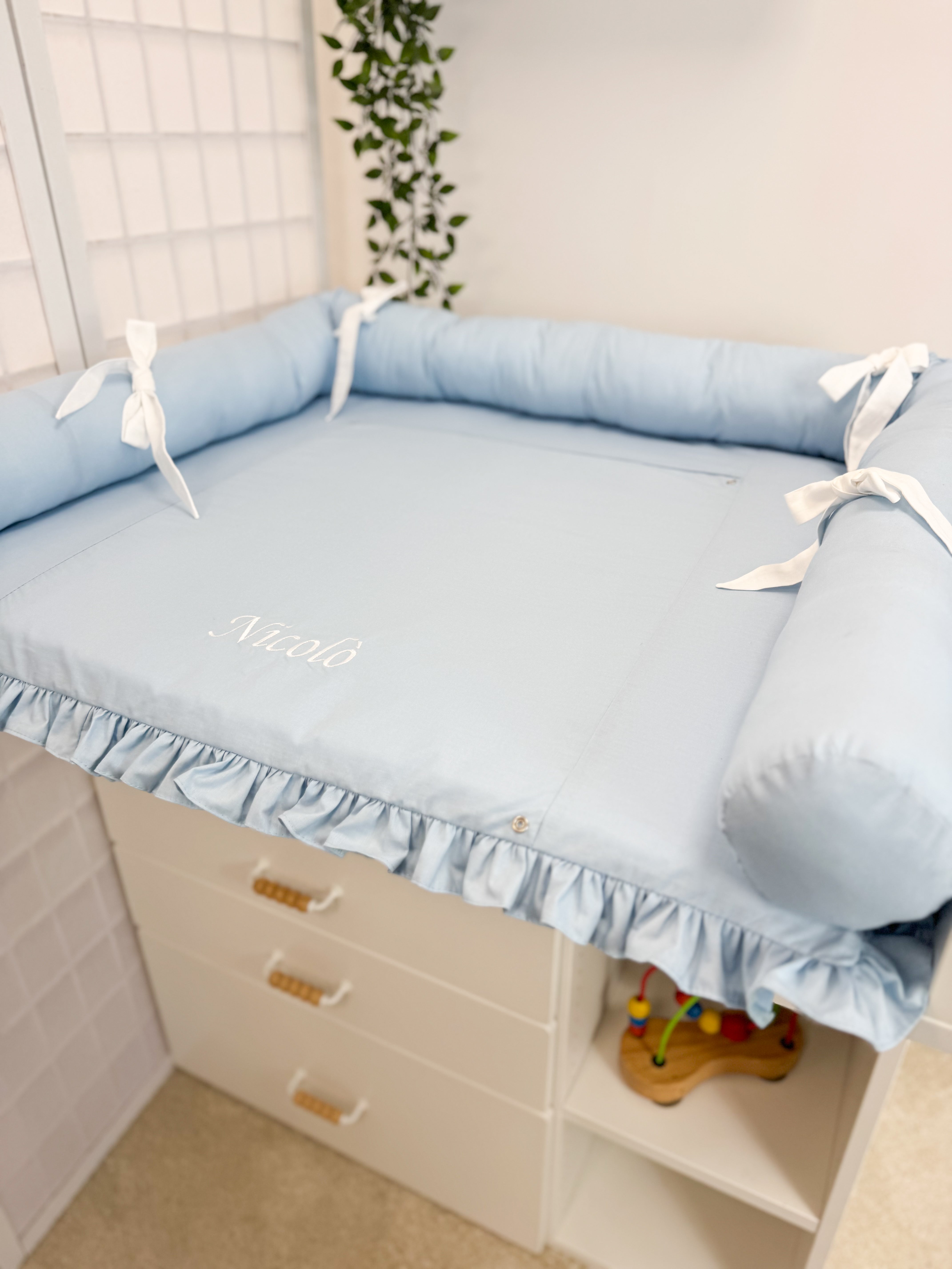 Kokvilnas pārtinamā virsma - gaiši zila ar volānu